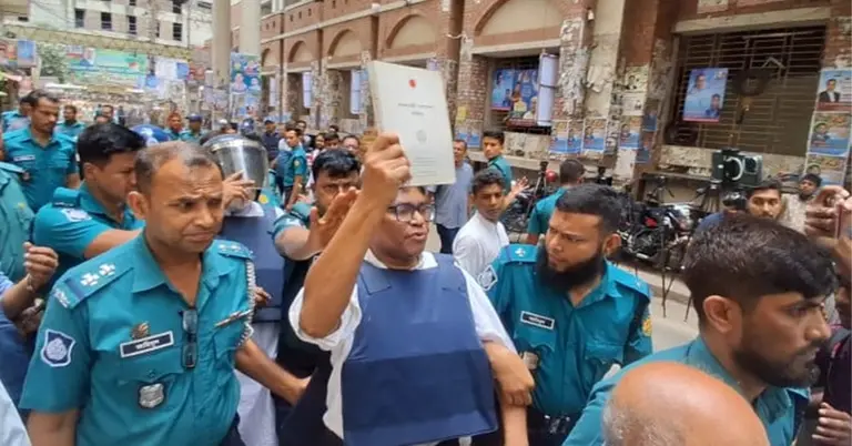 আদালত এলাকায় অধ্যাপক হাফিজুর রহমান কার্জন। (ফাইল ছবি)